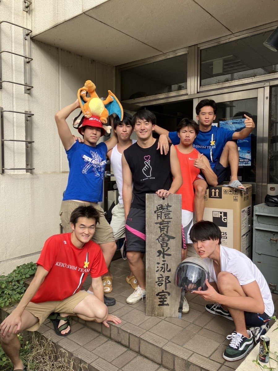 合宿所の玄関前に集まる水泳部の部員たち