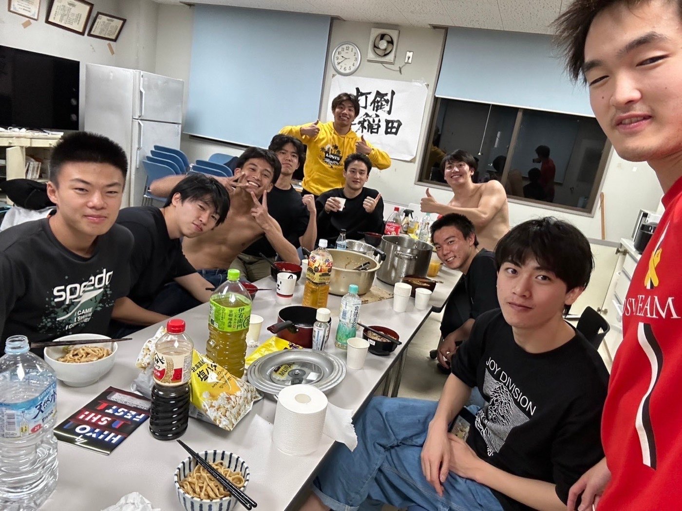 合宿所の食堂で食事をする部員たち